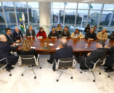 Governador Beto Richa, acompanhado pelo, Secretário da Educação, Paulo Schmidt, Secretária de Administração e Previdência, Dinorah Nogara, Secretário Chefe de Gabinete, Deonilson Roldo, Secretário de Finanças, Luiz Eduardo Sebastiani, Deputados, Professor Lemos, Valdir Rossoni e Ademar Traiano, recebe para reunião no Gabinete do Palácio Iguaçu a Diretoria do APP-Sindicato.Curitiba, 28/04/2014.
