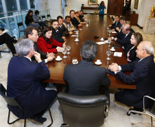 Governador Beto Richa, acompanhado pelo, Secretário da Educação, Paulo Schmidt, Secretária de Administração e Previdência, Dinorah Nogara, Secretário Chefe de Gabinete, Deonilson Roldo, Secretário de Finanças, Luiz Eduardo Sebastiani, Deputados, Professor Lemos, Valdir Rossoni e Ademar Traiano, recebe para reunião no Gabinete do Palácio Iguaçu a Diretoria do APP-Sindicato.Curitiba, 28/04/2014.