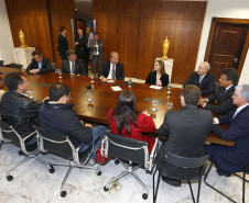 Governador Beto Richa, acompanhado pelo, Secretário da Educação, Paulo Schmidt, Secretária de Administração e Previdência, Dinorah Nogara, Secretário Chefe de Gabinete, Deonilson Roldo, Secretário de Finanças, Luiz Eduardo Sebastiani, Deputados, Professor Lemos, Valdir Rossoni e Ademar Traiano, recebe para reunião no Gabinete do Palácio Iguaçu a Diretoria do APP-Sindicato.Curitiba, 28/04/2014.