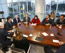 Governador Beto Richa, acompanhado pelo, Secretário da Educação, Paulo Schmidt, Secretária de Administração e Previdência, Dinorah Nogara, Secretário Chefe de Gabinete, Deonilson Roldo, Secretário de Finanças, Luiz Eduardo Sebastiani, Deputados, Professor Lemos, Valdir Rossoni e Ademar Traiano, recebe para reunião no Gabinete do Palácio Iguaçu a Diretoria do APP-Sindicato.Curitiba, 28/04/2014.