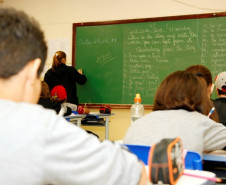 Representantes dos professores do Paraná aprovaram nesta terça-feira (29) as propostas do Governo do Estado e decretaram o fim da paralisação das aulas nas escolas estaduais, que durou cinco dias. Com a decisão da Assembleia, as aulas devem ser inicadas nesta quarta-feira (29), em todas as escolas da rede estadual do Paraná.