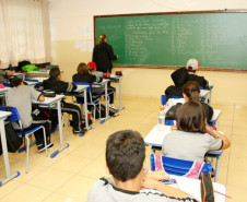 Representantes dos professores do Paraná aprovaram nesta terça-feira (29) as propostas do Governo do Estado e decretaram o fim da paralisação das aulas nas escolas estaduais, que durou cinco dias. Com a decisão da Assembleia, as aulas devem ser inicadas nesta quarta-feira (29), em todas as escolas da rede estadual do Paraná.