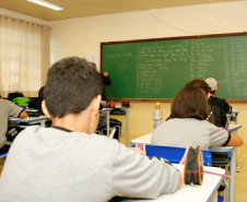 Representantes dos professores do Paraná aprovaram nesta terça-feira (29) as propostas do Governo do Estado e decretaram o fim da paralisação das aulas nas escolas estaduais, que durou cinco dias. Com a decisão da Assembleia, as aulas devem ser inicadas nesta quarta-feira (29), em todas as escolas da rede estadual do Paraná.