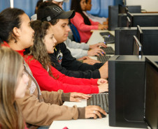 A Secretaria de Estado da Educação do Paraná informa que as escolas interessadas podem usar esta sexta-feira (2) para a reposição das aulas dos dias parados em função da paralisação do Sindicato dos Professores.