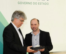 Diretores das escolas estaduais da região de Pitanga estiveram nesta terça-feira (6) no Palácio Iguaçu para discutir investimentos e os desafios da educação. Os 48 gestores foram recebidos pelo vice-governador, Flávio Arns, e pelo secretário da Educação Paulo Schmidt.