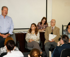 Integrantes do Fórum de Apoio à Formação Docente do Paraná defenderam mais autonomia para as universidades estaduais na oferta de cursos de formação continuada. 07-05-14.