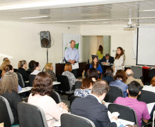 Integrantes do Fórum de Apoio à Formação Docente do Paraná defenderam mais autonomia para as universidades estaduais na oferta de cursos de formação continuada. 07-05-14.
