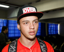 Palestras no CEEP Curitiba para alunos do último ano sobre empregos, na foto o aluno Lucas Vinicius. 08-05-14.