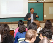 Palestras no CEEP Curitiba para alunos do último ano sobre empregos. 08-05-14.  