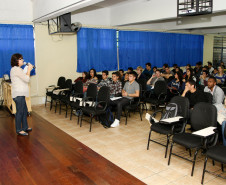 Palestras no CEEP Curitiba para alunos do último ano sobre empregos. 08-05-14. 