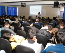 Palestras no CEEP Curitiba para alunos do último ano sobre empregos. 08-05-14.