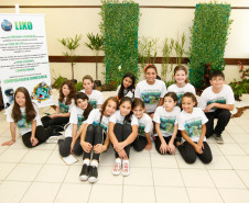 Colégio Estadual Olindamir Merlin Claudino, professora Giovana Aparecida Pereira Bento realiza projeto "Vermicompostagem: raspas e restos fazem a diferença”.  08-05-14.