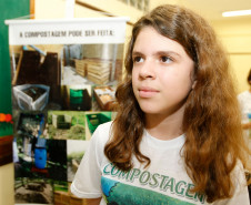 Colégio Estadual Olindamir Merlin Claudino, professora Giovana Aparecida Pereira Bento realiza projeto "Vermicompostagem: raspas e restos fazem a diferença”, na foto a aluna Isabele Camile. 08-05-14. 
