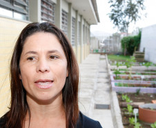 Colégio Estadual Olindamir Merlin Claudino, professora Giovana Aparecida Pereira Bento realiza projeto "Vermicompostagem: raspas e restos fazem a diferença”, na foto a mae de aluna Selma de Oliveira de Lara. 08-05-14.  
