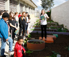Colégio Estadual Olindamir Merlin Claudino, professora Giovana Aparecida Pereira Bento realiza projeto "Vermicompostagem: raspas e restos fazem a diferença”. 08-05-14. 