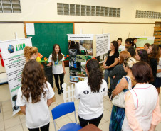 Colégio Estadual Olindamir Merlin Claudino, professora Giovana Aparecida Pereira Bento realiza projeto "Vermicompostagem: raspas e restos fazem a diferença”. 08-05-14.  