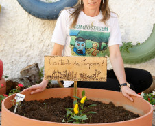 Colégio Estadual Olindamir Merlin Claudino, professora Giovana Aparecida Pereira Bento realiza projeto "Vermicompostagem: raspas e restos fazem a diferença”. 08-05-14. Foto: Hedeson Alves