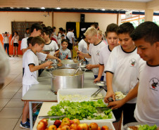 Junto com as 3,2 mil toneladas de alimentos, a equipe de nutricionistas da Secretaria da Educação encaminhará sugestões de cardápio. Colégio Estadual Rocha Pombo, em Capanema. 13-05-14.