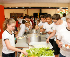 Junto com as 3,2 mil toneladas de alimentos, a equipe de nutricionistas da Secretaria da Educação encaminhará sugestões de cardápio. Colégio Estadual Rocha Pombo, em Capanema. 13-05-14.