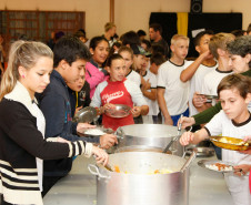 Junto com as 3,2 mil toneladas de alimentos, a equipe de nutricionistas da Secretaria da Educação encaminhará sugestões de cardápio. Colégio Estadual Rocha Pombo, em Capanema. 13-05-14.