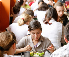 Junto com as 3,2 mil toneladas de alimentos, a equipe de nutricionistas da Secretaria da Educação encaminhará sugestões de cardápio. Colégio Estadual Rocha Pombo, em Capanema. 13-05-14.