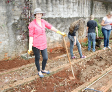 Os alunos do 9º ano do Colégio Estadual Rocha Pombo, em Capanema, no Sudoeste, agora têm uma nova atribuição na escola. Eles ficaram responsáveis pela horta da escola, de onde já foram colhidas verduras que enriqueceram a merenda escolar no almoço dos 192 estudantes que permanecem em tempo integral no colégio.13-05-14.