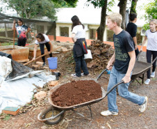 Os alunos do 9º ano do Colégio Estadual Rocha Pombo, em Capanema, no Sudoeste, agora têm uma nova atribuição na escola. Eles ficaram responsáveis pela horta da escola, de onde já foram colhidas verduras que enriqueceram a merenda escolar no almoço dos 192 estudantes que permanecem em tempo integral no colégio.13-05-14.