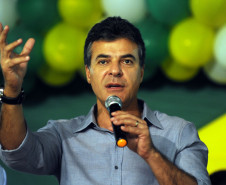 Governador Beto Richa, acompanhado pelo prefeito Alvaro Felipe Valério, deputados Valdir Rossoni, Ademar Traiano, Nereu Moura e demais autoridades, assina autorização de construção da Escola Estadual Terezinha R. da Rocha.
Clevelândia, 15/05/2014