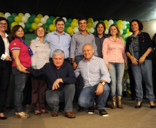 Governador Beto Richa, acompanhado pelo prefeito Alvaro Felipe Valério, deputados Valdir Rossoni, Ademar Traiano, Nereu Moura e demais autoridades, assina autorização de construção da Escola Estadual Terezinha R. da Rocha.
Clevelândia, 15/05/2014