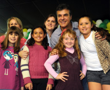 Governador Beto Richa, acompanhado pelo prefeito Alvaro Felipe Valério, deputados Valdir Rossoni, Ademar Traiano, Nereu Moura e demais autoridades, assina autorização de construção da Escola Estadual Terezinha R. da Rocha.
Clevelândia, 15/05/2014