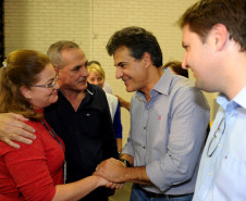 Governador Beto Richa, acompanhado pelo prefeito Alvaro Felipe Valério, deputados Valdir Rossoni, Ademar Traiano, Nereu Moura e demais autoridades, assina autorização de construção da Escola Estadual Terezinha R. da Rocha.
Clevelândia, 15/05/2014