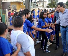 Governador Beto Richa, acompanhado pelo prefeito Alvaro Felipe Valério, deputados Valdir Rossoni, Ademar Traiano, Nereu Moura e demais autoridades, assina autorização de construção da Escola Estadual Terezinha R. da Rocha.
Clevelândia, 15/05/2014