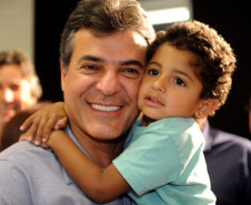 Governador Beto Richa, acompanhado pelo prefeito Alvaro Felipe Valério, deputados Valdir Rossoni, Ademar Traiano, Nereu Moura e demais autoridades, assina autorização de construção da Escola Estadual Terezinha R. da Rocha.
Clevelândia, 15/05/2014