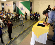 Governador Beto Richa, acompanhado pelo prefeito Alvaro Felipe Valério, deputados Valdir Rossoni, Ademar Traiano, Nereu Moura e demais autoridades, assina autorização de construção da Escola Estadual Terezinha R. da Rocha.
Clevelândia, 15/05/2014