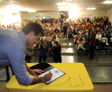 Governador Beto Richa, acompanhado pelo prefeito Alvaro Felipe Valério, deputados Valdir Rossoni, Ademar Traiano, Nereu Moura e demais autoridades, assina autorização de construção da Escola Estadual Terezinha R. da Rocha.
Clevelândia, 15/05/2014