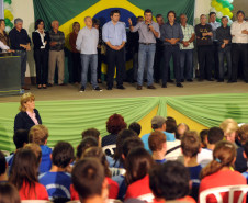 Governador Beto Richa, acompanhado pelo prefeito Alvaro Felipe Valério, deputados Valdir Rossoni, Ademar Traiano, Nereu Moura e demais autoridades, assina autorização de construção da Escola Estadual Terezinha R. da Rocha.
Clevelândia, 15/05/2014