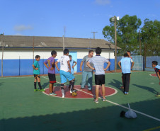 Eles participam das aulas de futsal, artesanato, teatro e de acompanhamento pedagógico que têm incentivado a aprendizagem e o convívio entre os estudantes.