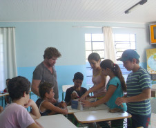 Eles participam das aulas de futsal, artesanato, teatro e de acompanhamento pedagógico que têm incentivado a aprendizagem e o convívio entre os estudantes.