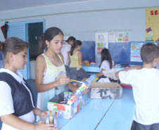 Eles participam das aulas de futsal, artesanato, teatro e de acompanhamento pedagógico que têm incentivado a aprendizagem e o convívio entre os estudantes.
