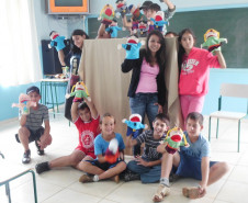 Eles participam das aulas de futsal, artesanato, teatro e de acompanhamento pedagógico que têm incentivado a aprendizagem e o convívio entre os estudantes.