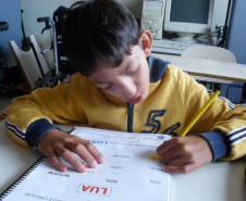 Escola de Cascavel implantou projeto Comunicação Alternativa, com uso de tablets e de software para trabalhar comunicação.