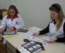 Escola de Cascavel implantou projeto Comunicação Alternativa, com uso de tablets e de software para trabalhar comunicação.