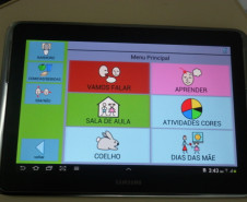 Escola de Cascavel implantou projeto Comunicação Alternativa, com uso de tablets e de software para trabalhar comunicação.