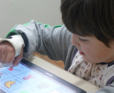 Escola de Cascavel implantou projeto Comunicação Alternativa, com uso de tablets e de software para trabalhar comunicação.
