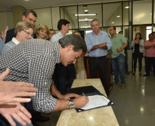 Governador assinou ordens de serviços para obras de novas estruturas para duas escolas: o Jardim Canadá, em Cascavel, e o Dilma Angélico, em Catanduvas.16/05/2014.