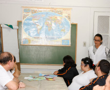 No Colégio de Educação Especial Mercedes Stresser, em Curitiba, as atividades estão acontecendo nas disciplinas de Educação Física e de Arte. Cerca de 40 alunos trazem materiais relacionados ao futebol e estão montando painéis que são distribuídos por toda a escola.