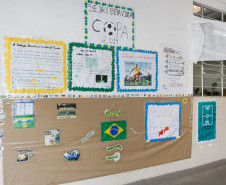 No Colégio de Educação Especial Mercedes Stresser, em Curitiba, as atividades estão acontecendo nas disciplinas de Educação Física e de Arte. Cerca de 40 alunos trazem materiais relacionados ao futebol e estão montando painéis que são distribuídos por toda a escola.