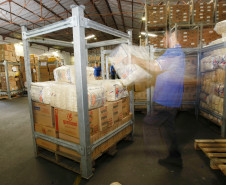 Um único bloco, embalado em fita plástica de alta resistência e personalizado. É assim que os lotes de alimentos para a merenda escolar passaram a ser enviados pela Secretaria da Educação para as escolas da rede pública em todo o Paraná. A novidade garante mais segurança e rapidez na hora de entregar dos alimentos. 21-05-14.