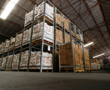 Um único bloco, embalado em fita plástica de alta resistência e personalizado. É assim que os lotes de alimentos para a merenda escolar passaram a ser enviados pela Secretaria da Educação para as escolas da rede pública em todo o Paraná. A novidade garante mais segurança e rapidez na hora de entregar dos alimentos. 21-05-14.