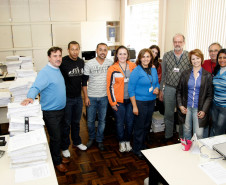 “Trata-se de uma ferramenta que permite aos gestores das escolas administrarem com eficiência o recurso público, mostrando resultados cada vez melhores às suas comunidades. A seleção do programa para o prêmio é resultado de todo um trabalho de equipe da secretaria e da Companhia de Tecnologia de Informação e Comunicação do Paraná, a Celepar”, diz o coordenador de Apoio Financeiro à Rede Escolar, Manoel José Vicente (esquerda).